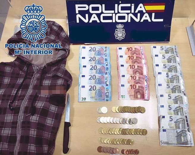 Dinero y cuchillo incautado al detenido/TA.